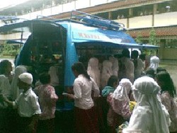 Mobil Pintar Ibu Ani Diminati Anak SD Hingga SMA